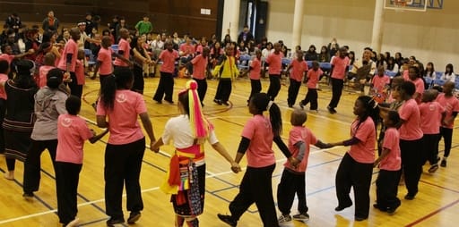 (非洲阿彌陀佛關懷中心院童在亞大報恩表演，亞大原民社以傳統台灣原住民舞蹈跟院童們互動。)